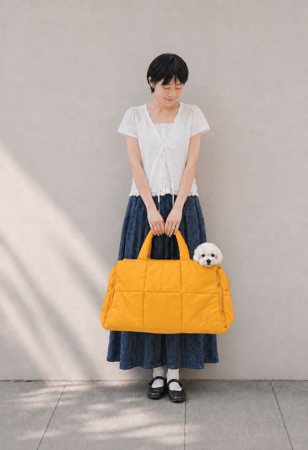 イエローのFUWAIバッグと過ごす様子