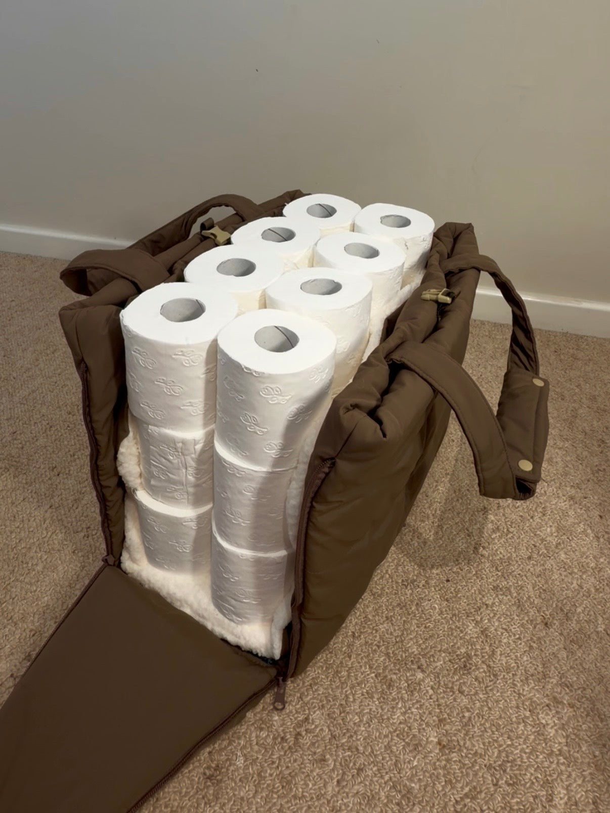 直径約9cmのトイレットペーパー24ロールを入れたバッグ